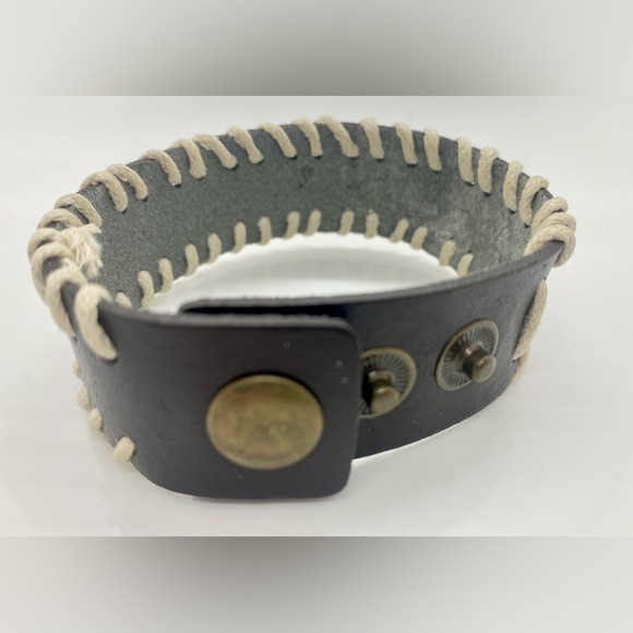 Mexican Artisan Handmade Brown Leather Cuff Braclet - Picture 3 of 3